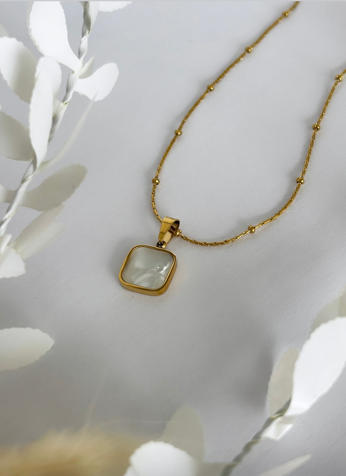 Pearlescent sands necklace in gold