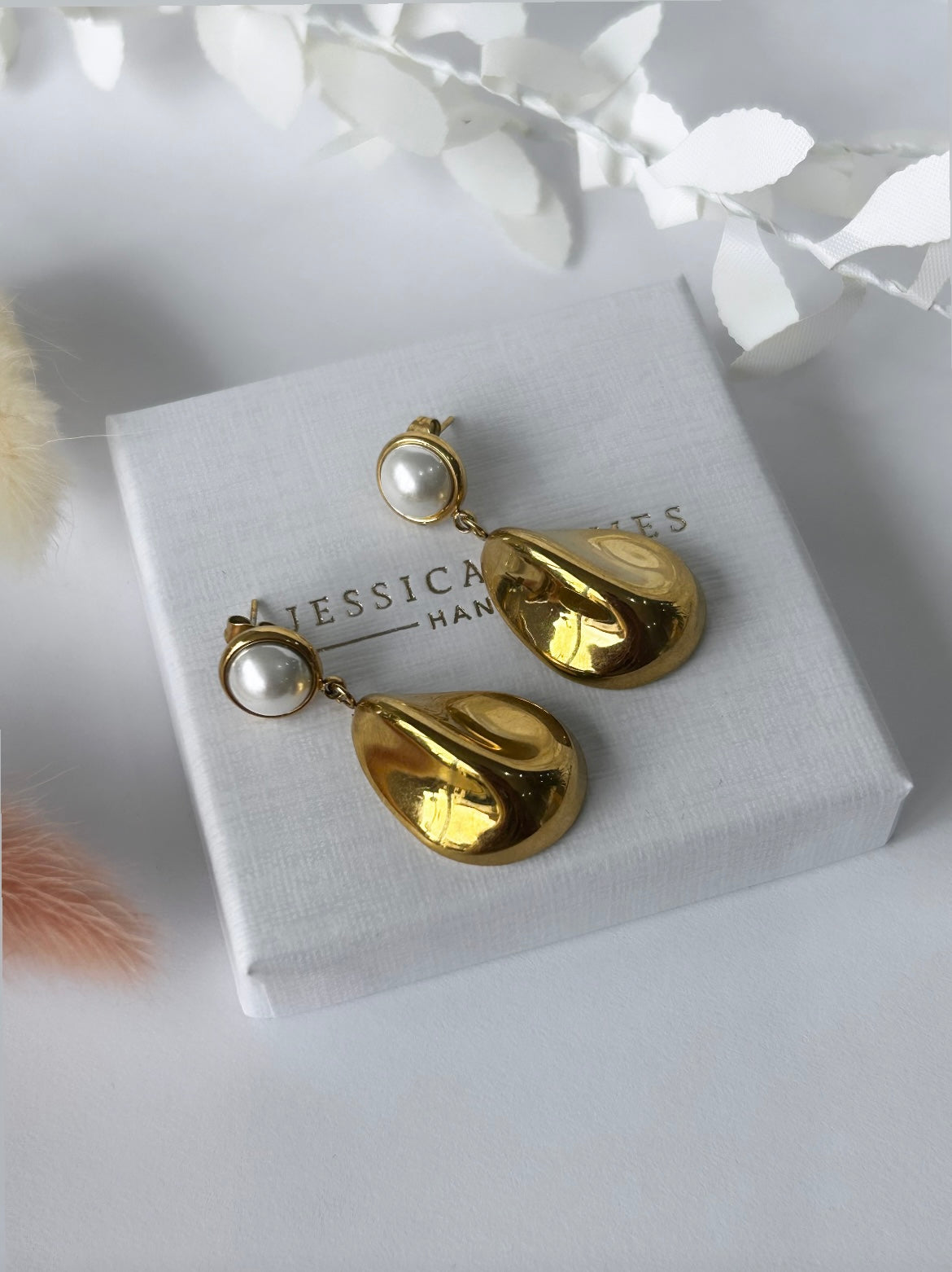 Pearl wave drop earrings in Gold
