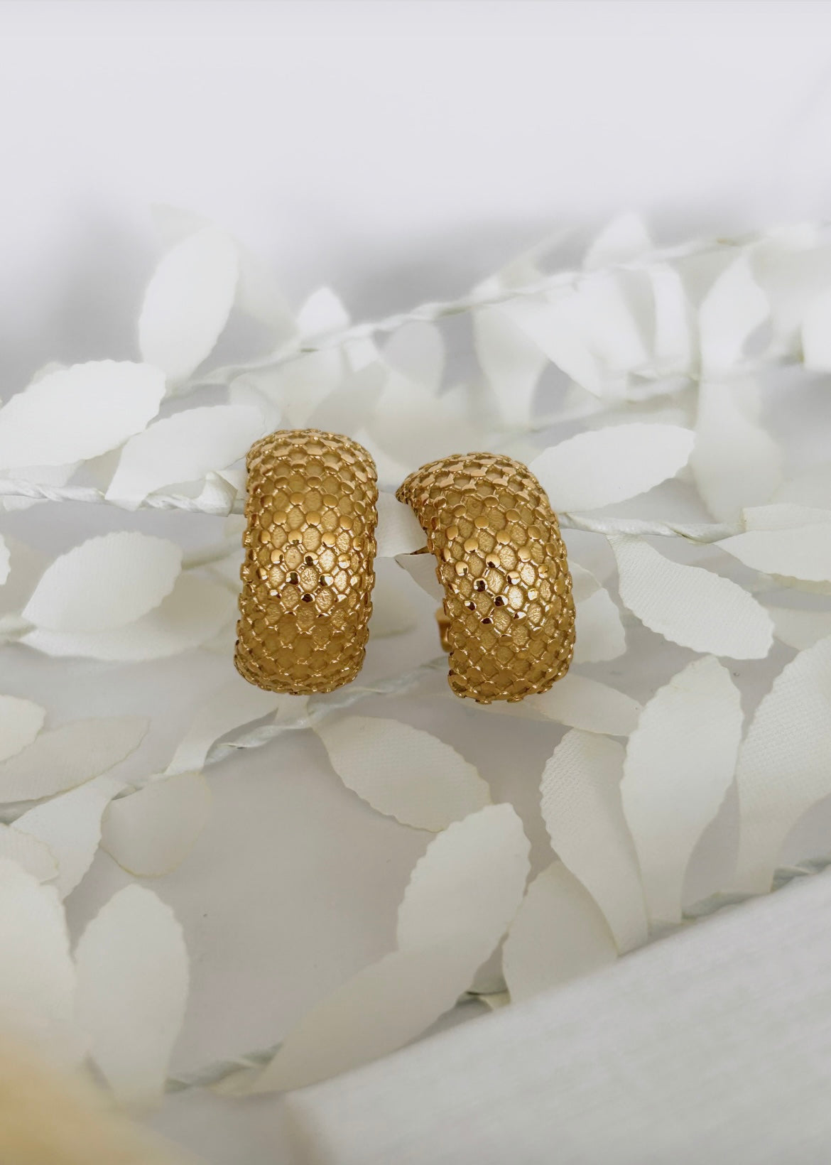 Luxe honeycomb hoop earrings in Gold
