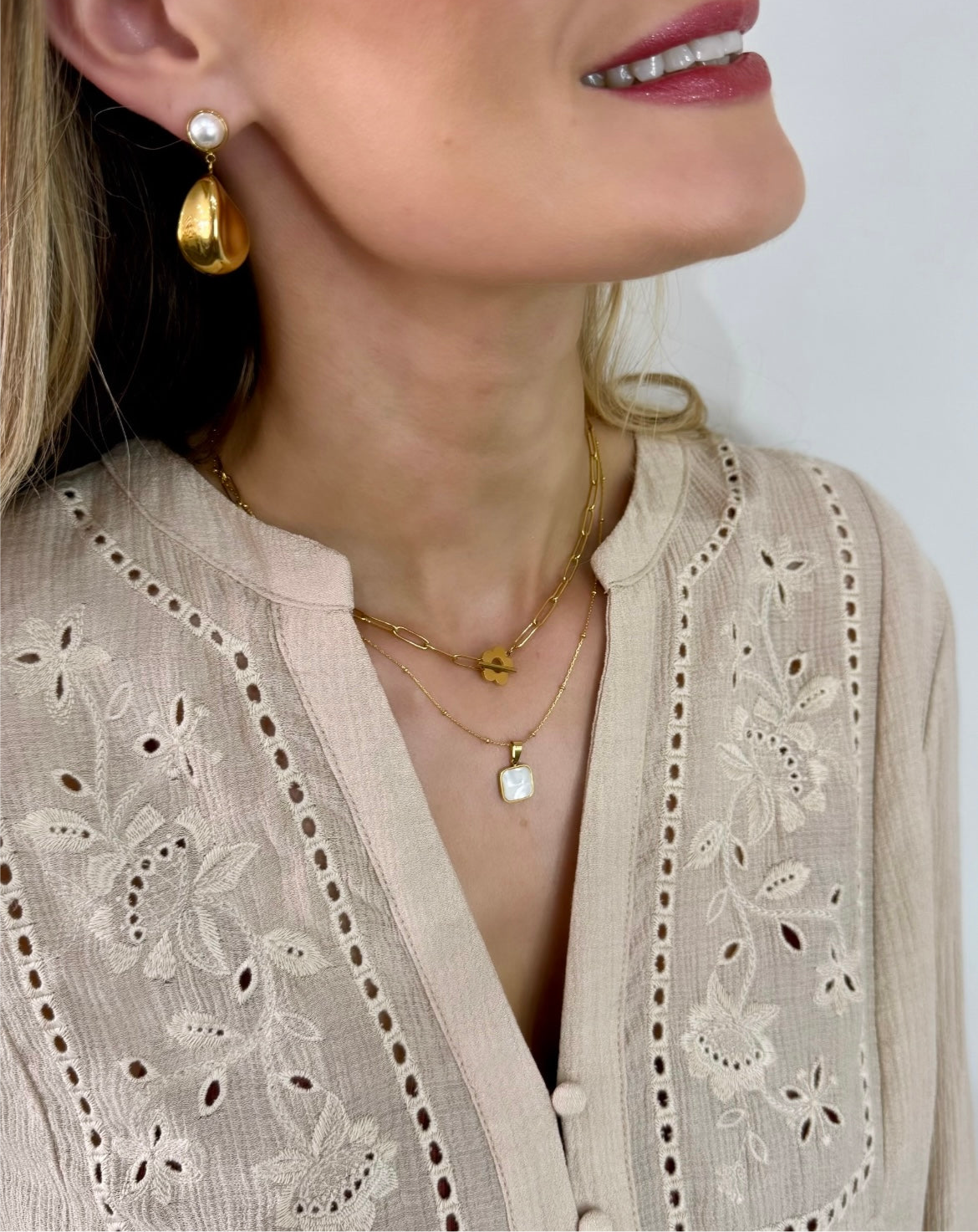 Flower T bar necklace in gold