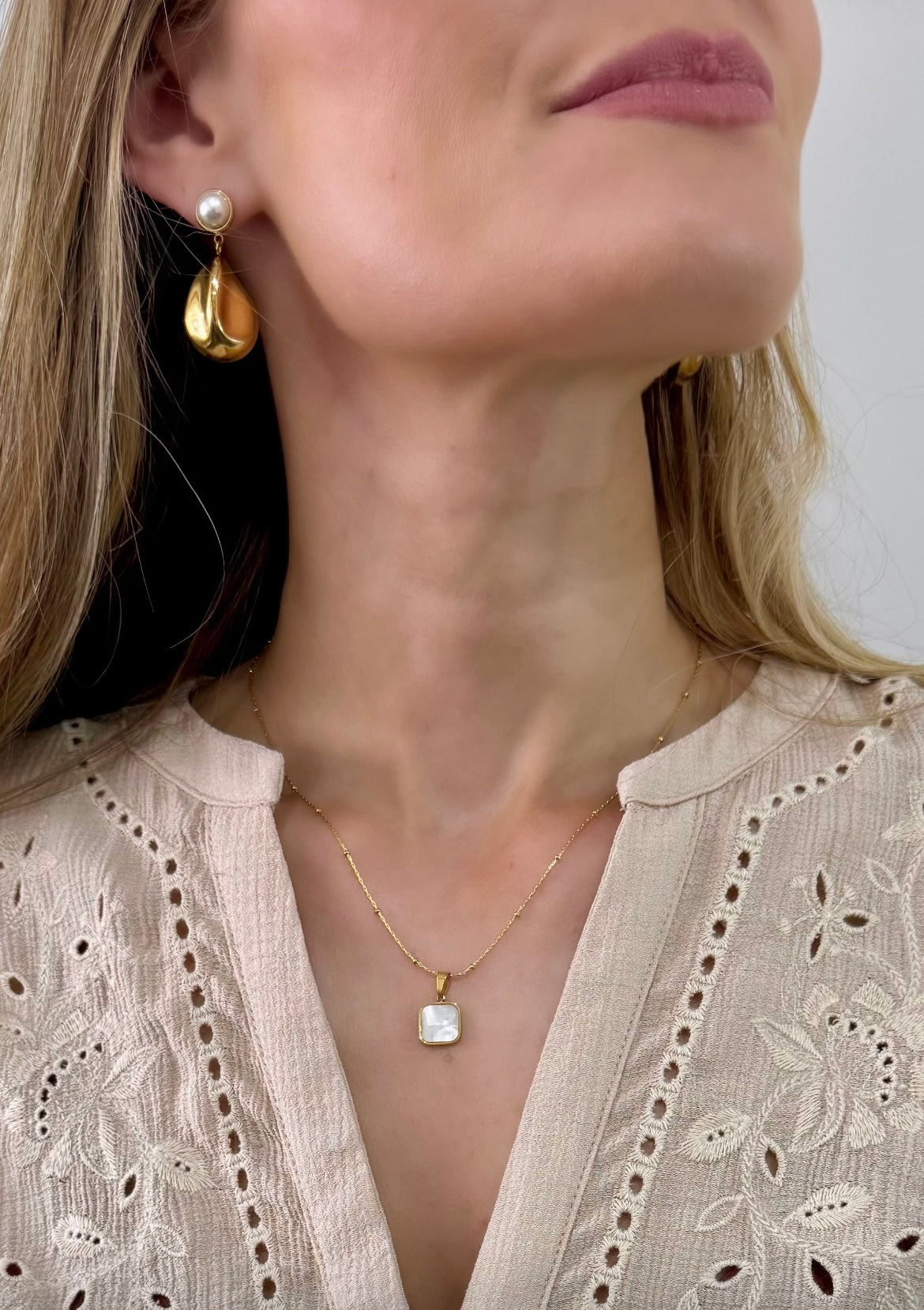 Pearl wave drop earrings in Gold
