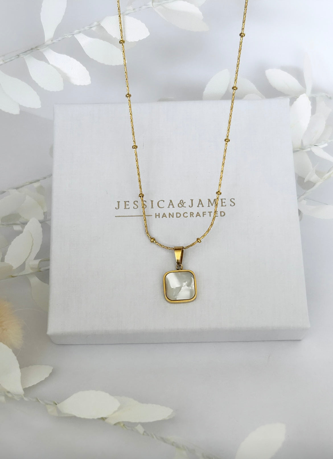 Pearlescent sands necklace in gold
