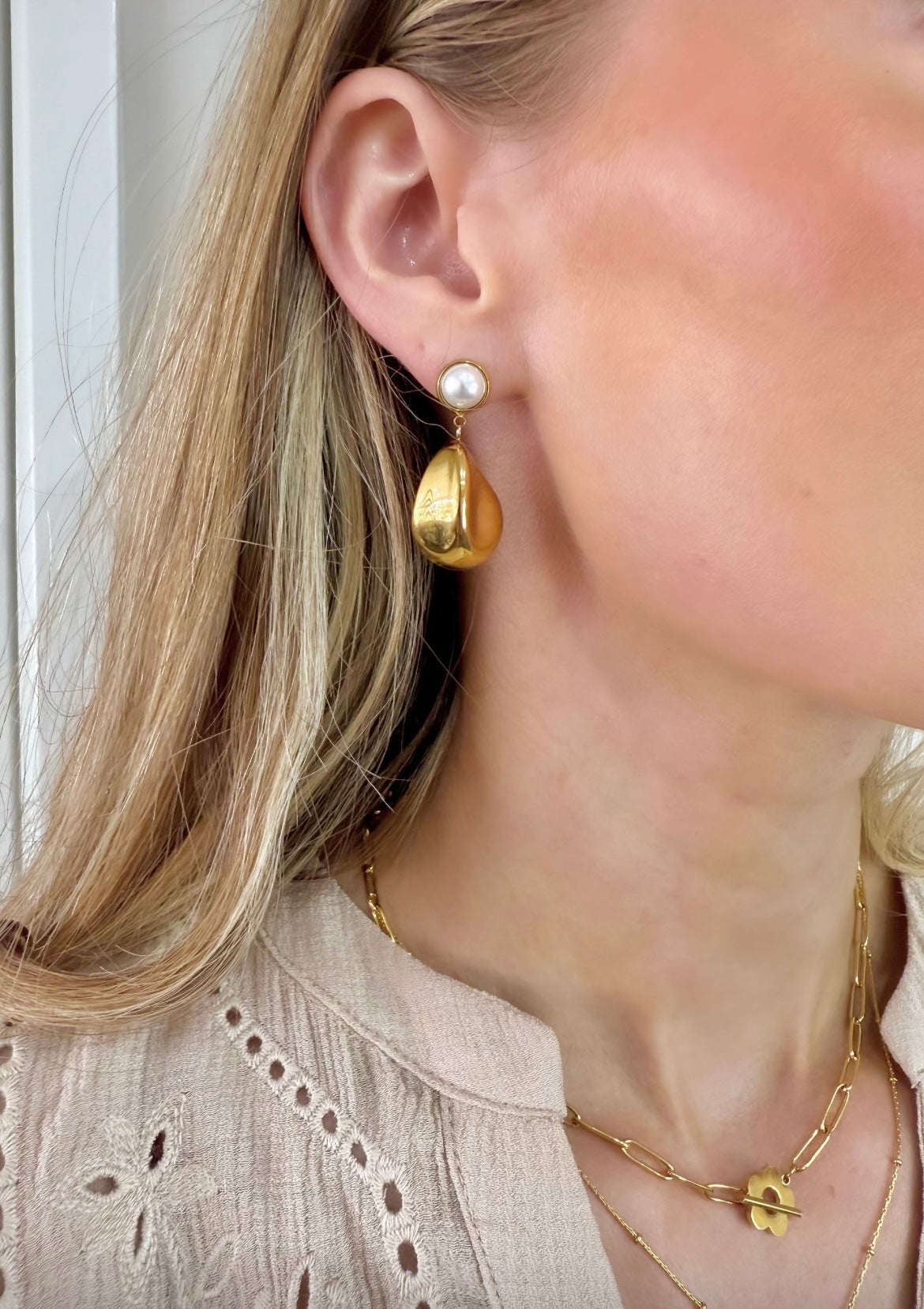Pearl wave drop earrings in Gold