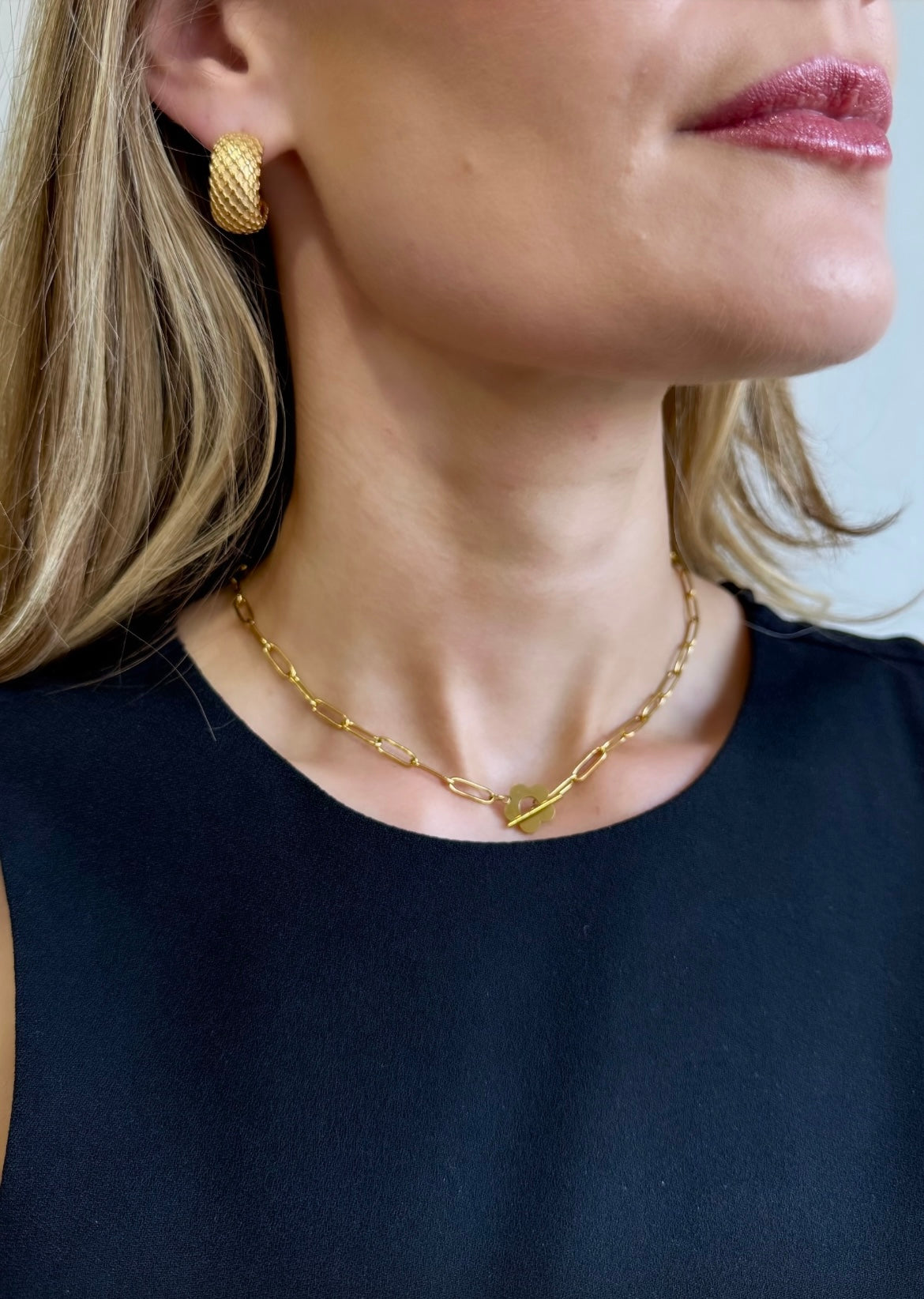 Flower T bar necklace in gold