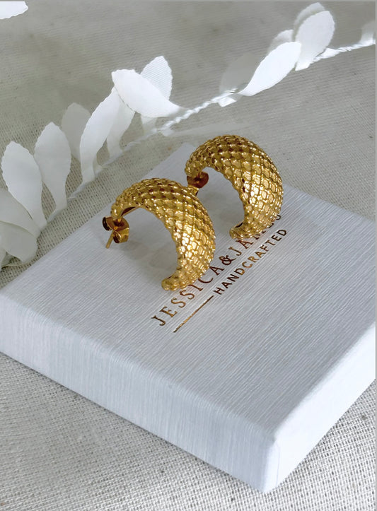 Luxe honeycomb hoop earrings in Gold