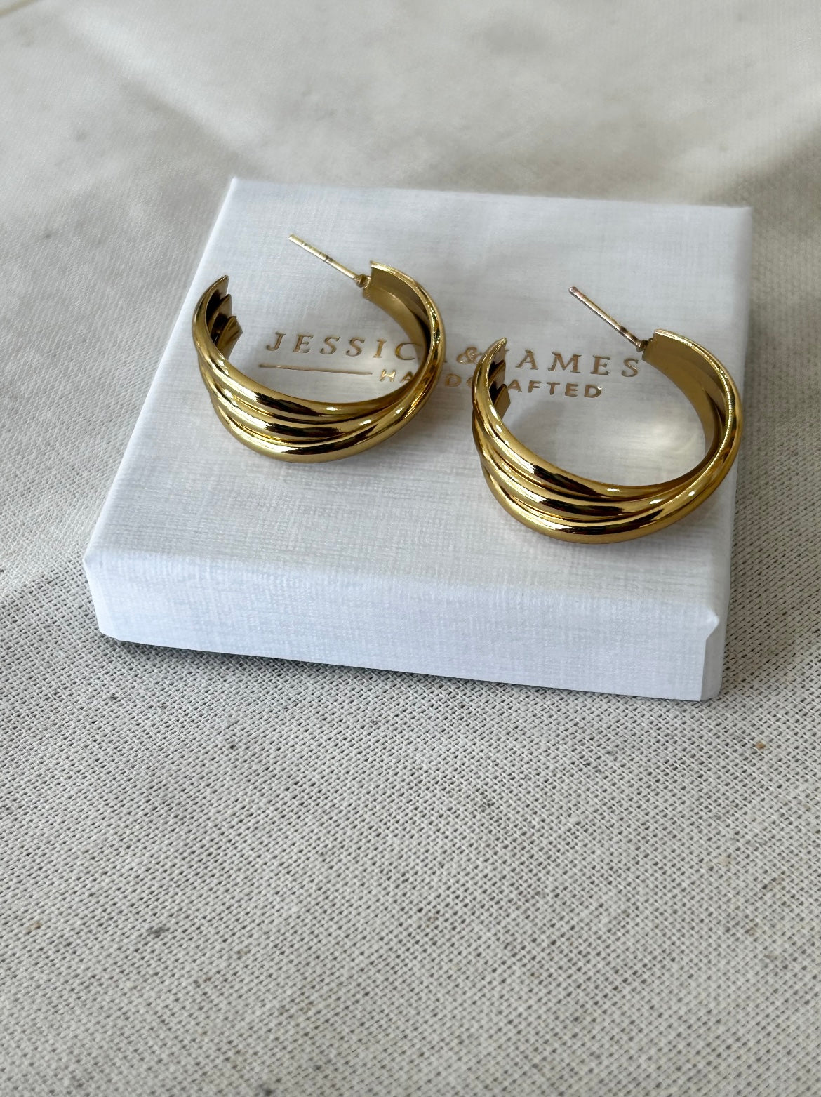 Twist hoop earrings in Gold