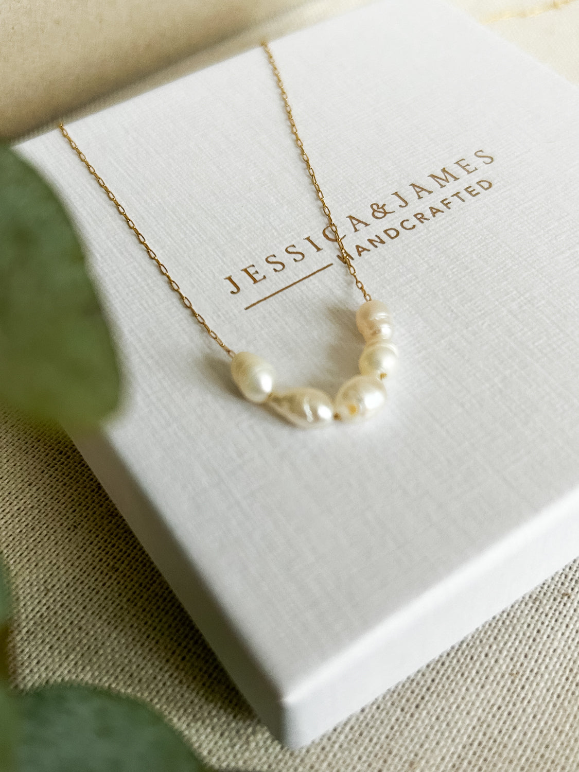 Floating pearl necklace in gold