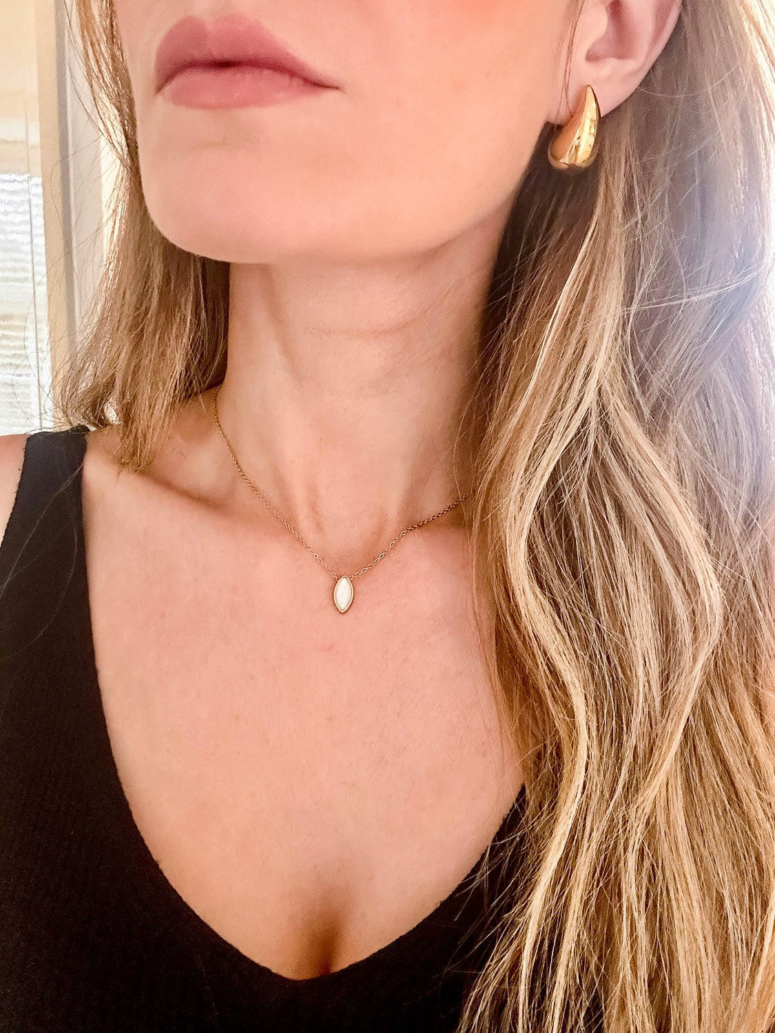 Mother of pearl necklace in gold