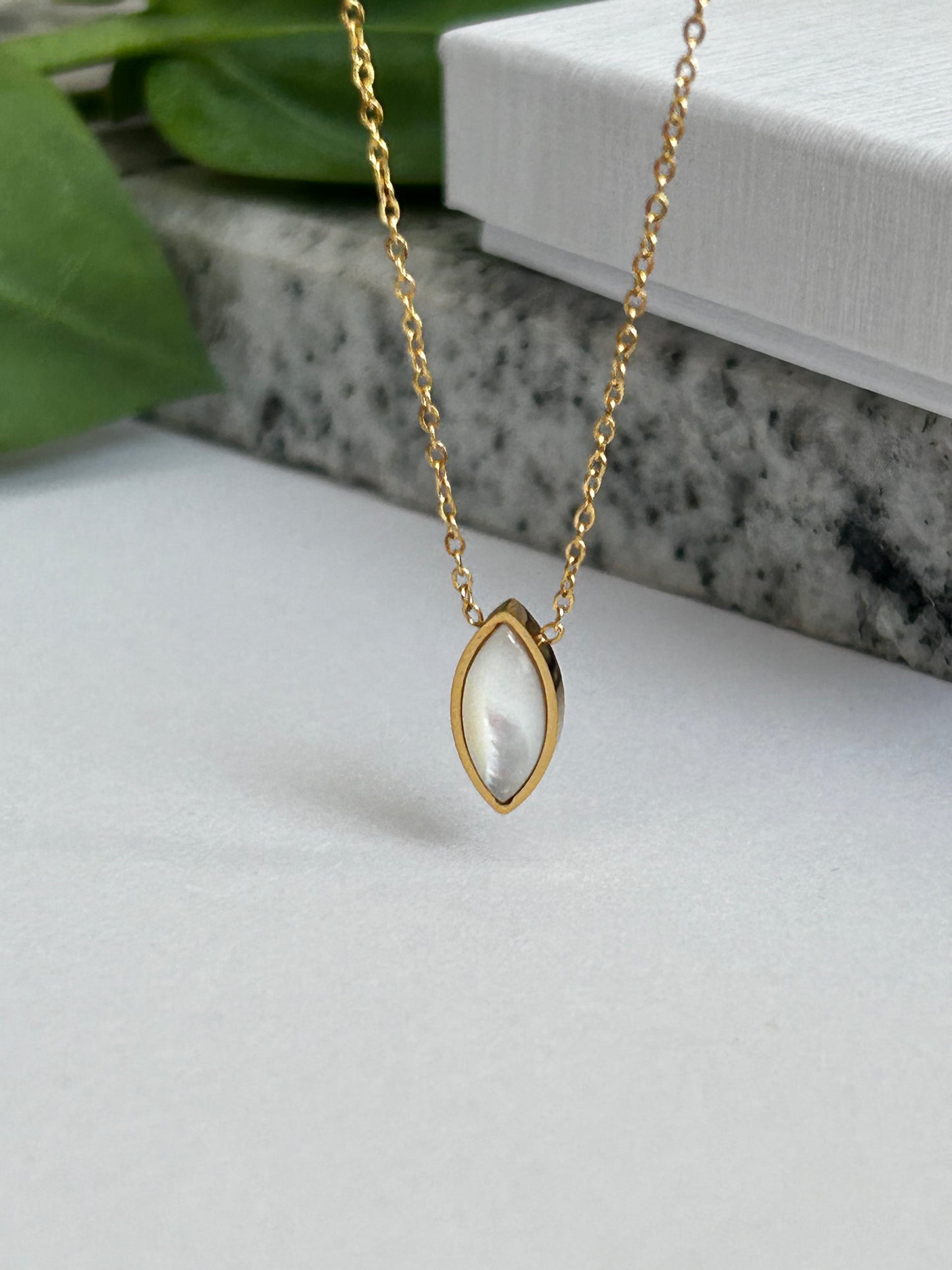 Mother of pearl necklace in gold