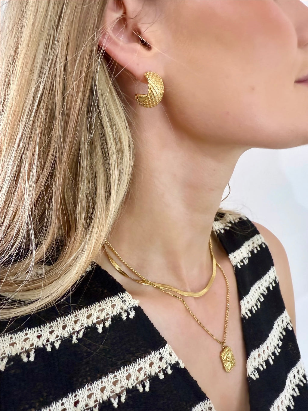 Luxe honeycomb hoop earrings in Gold