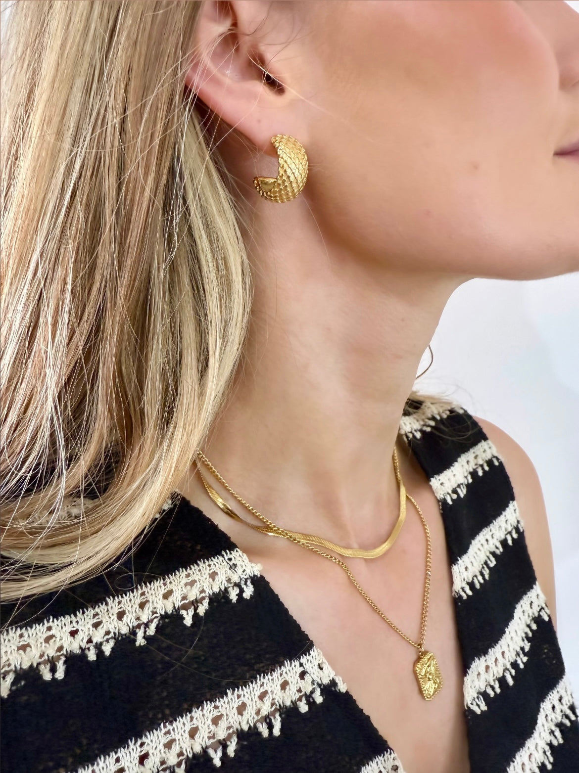 Luxe honeycomb hoop earrings in Gold