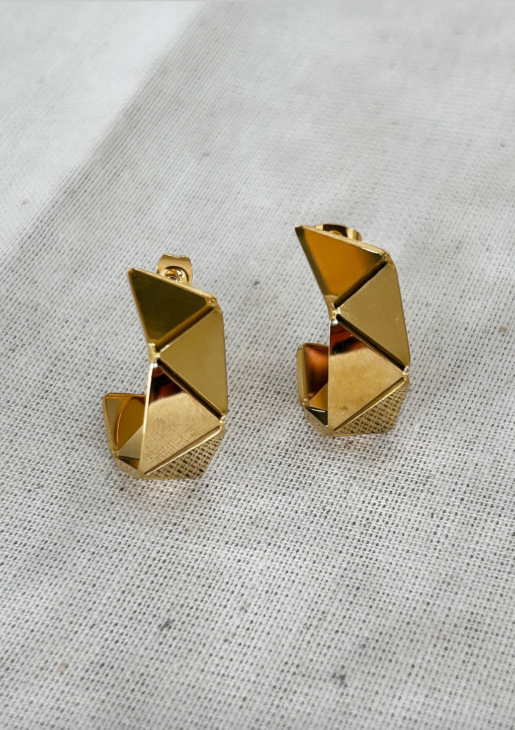 Geometric hoop earrings in Gold