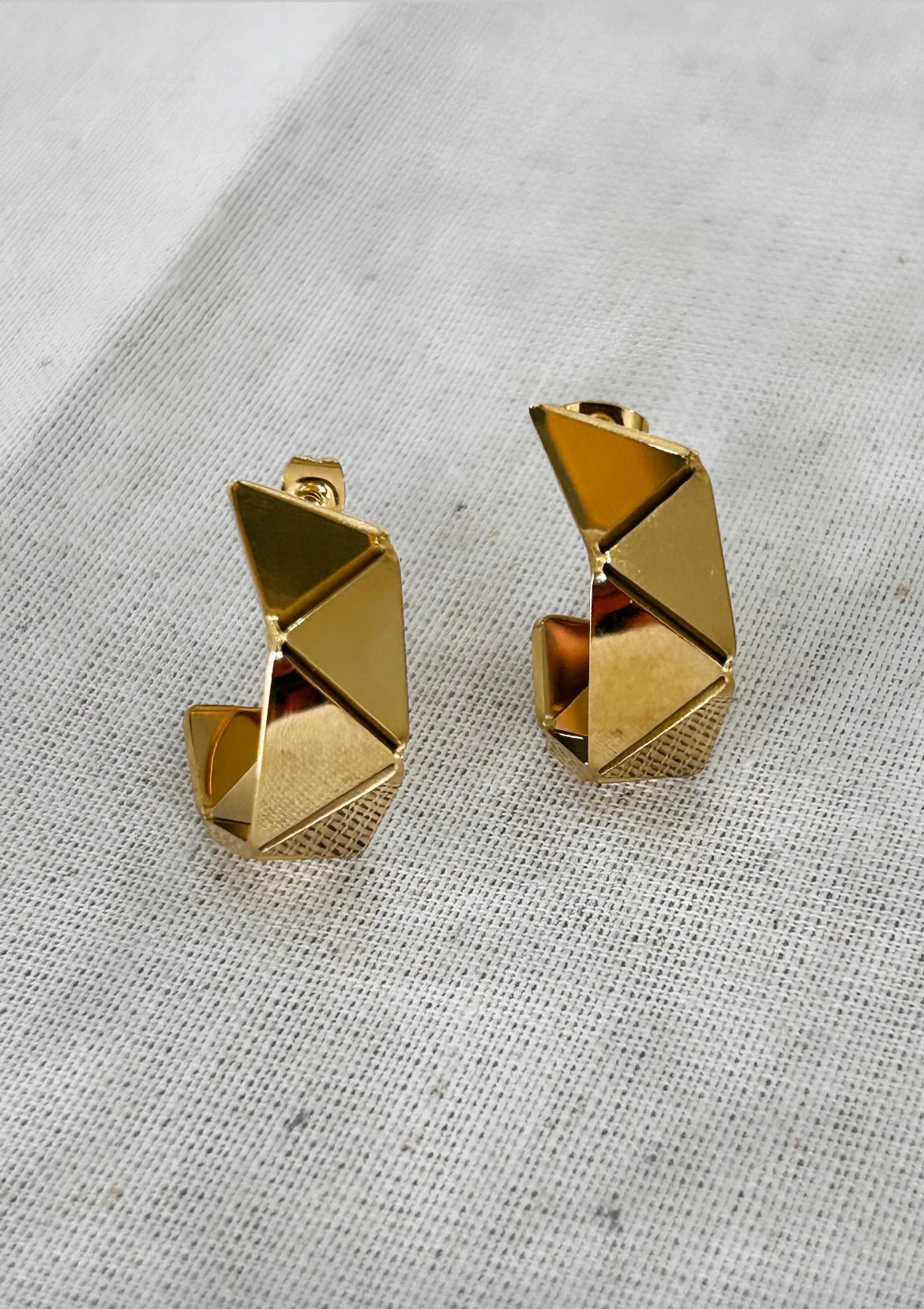 Geometric hoop earrings in Gold