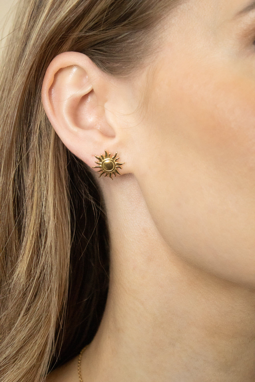 Sun stud earrings in gold