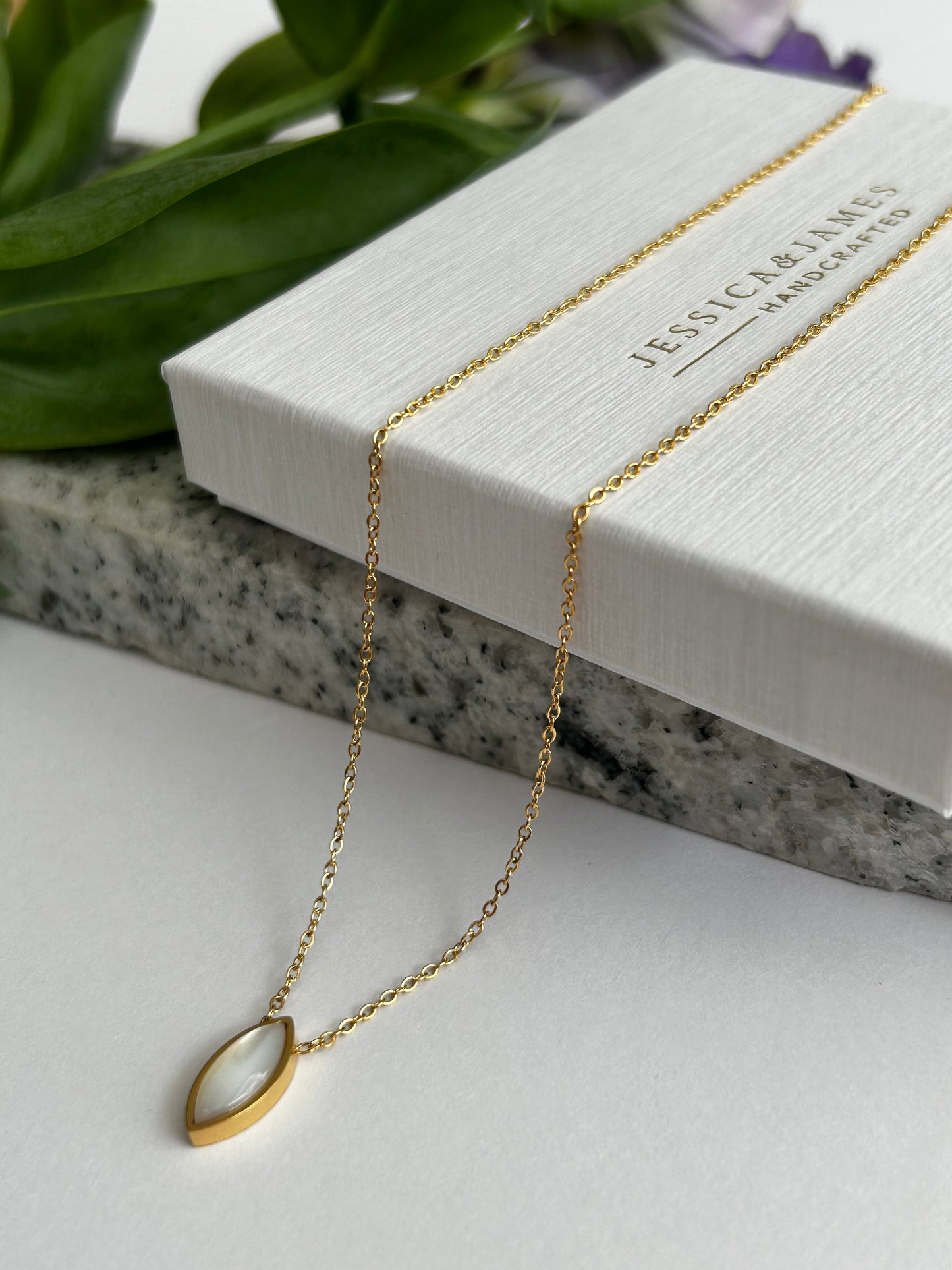 Mother of pearl necklace in gold