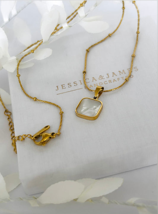 Pearlescent sands necklace in gold