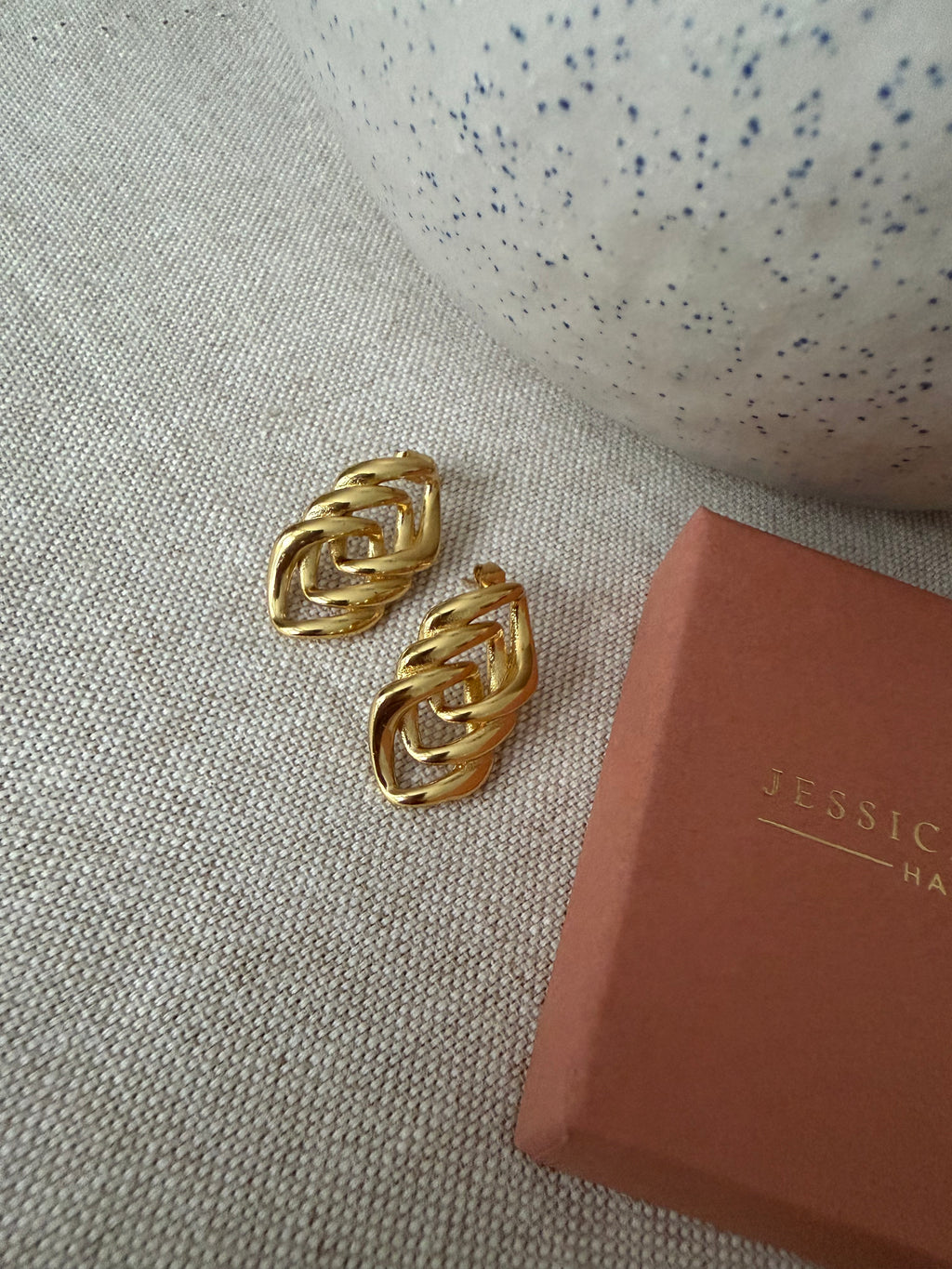 Chain link earrings in gold