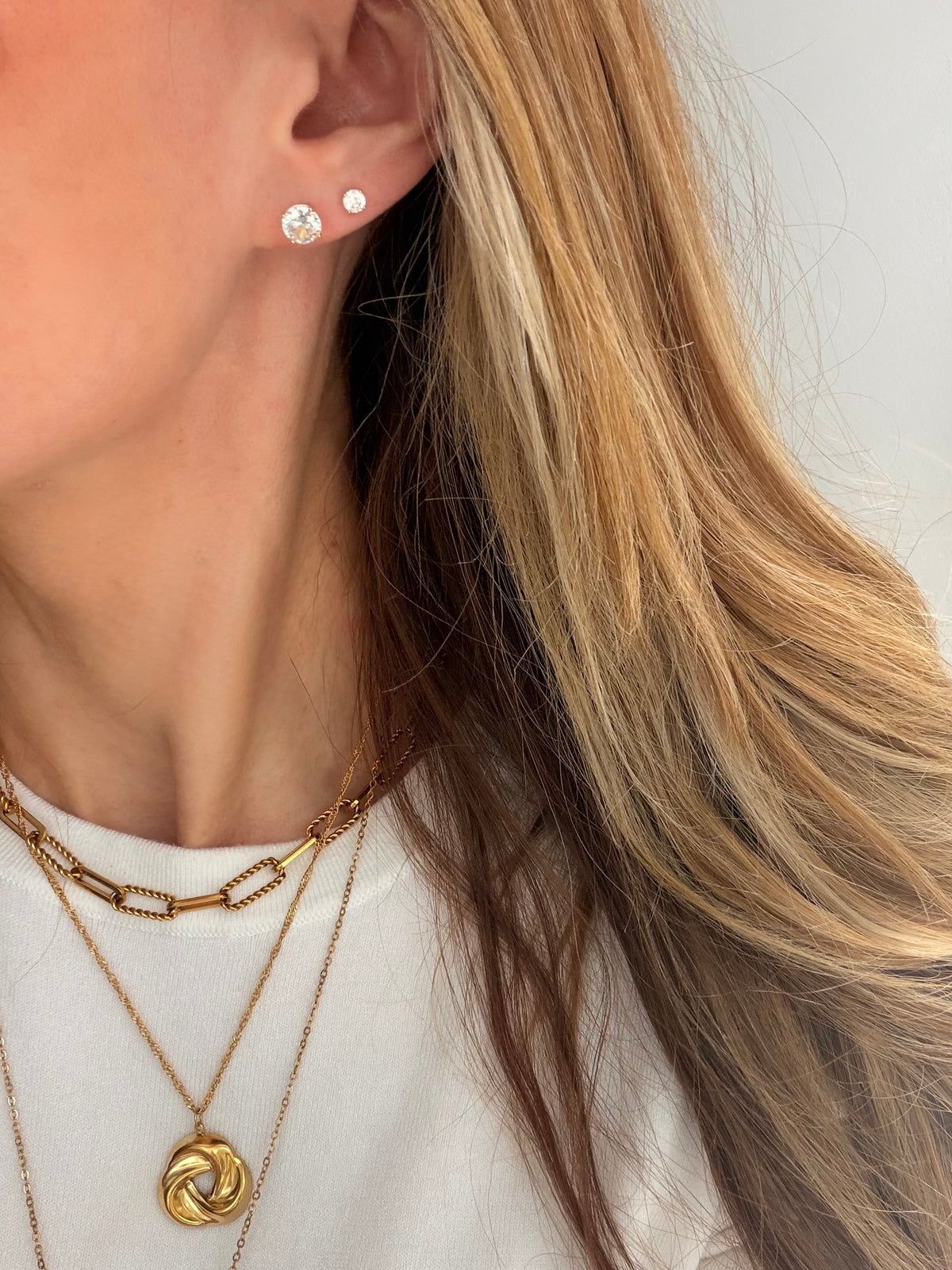 Gold Diamond stud earrings ROUND CLASSIC