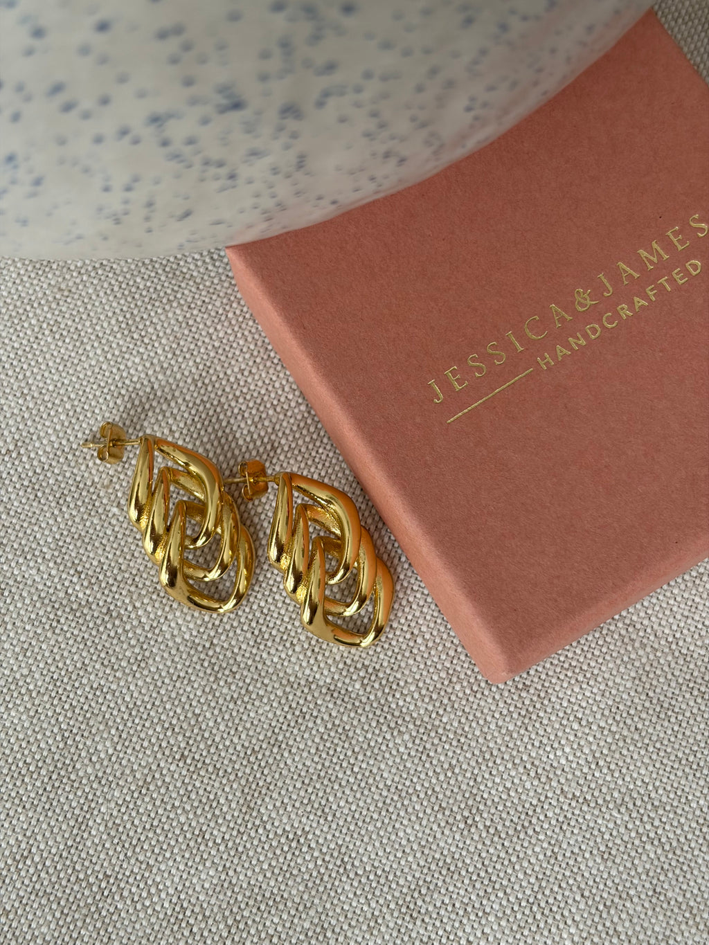 Chain link earrings in gold