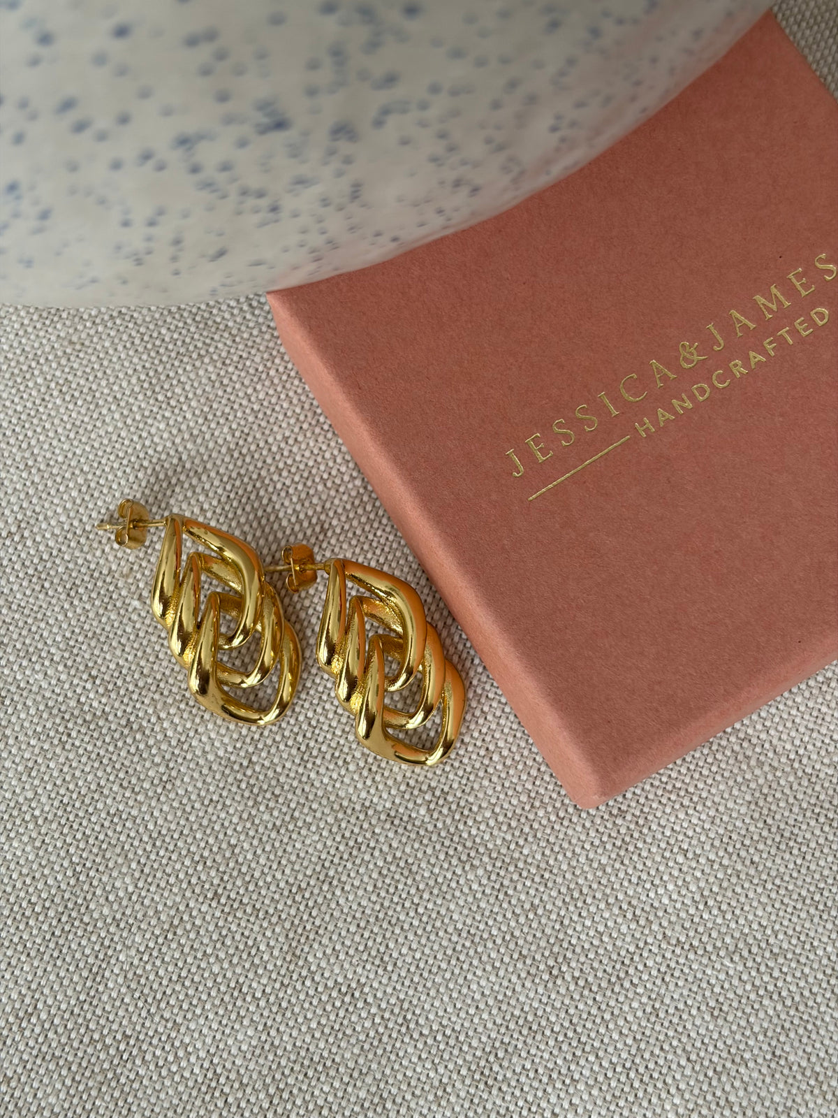 Chain link earrings in gold