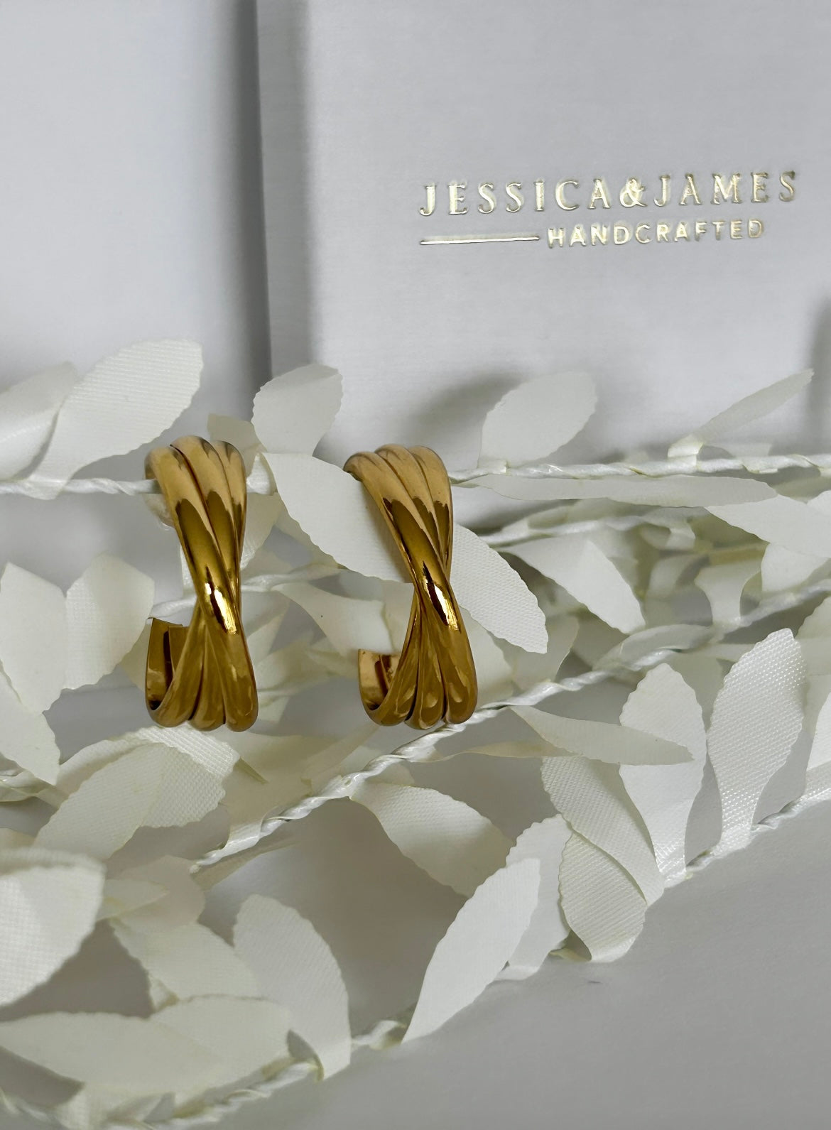 Twist hoop earrings in Gold