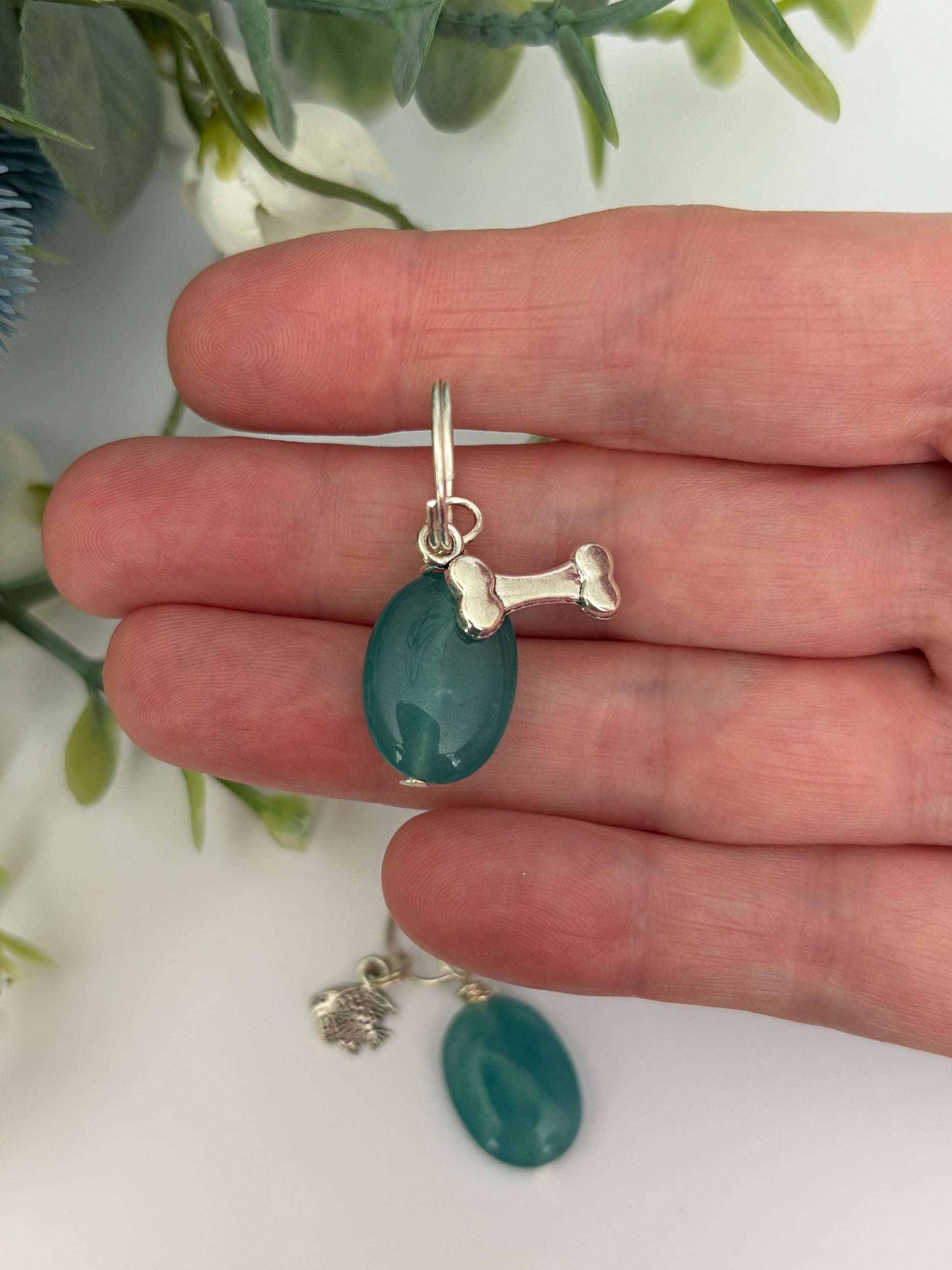 Sponge quartz happiness crystal for dogs with a bone charm
