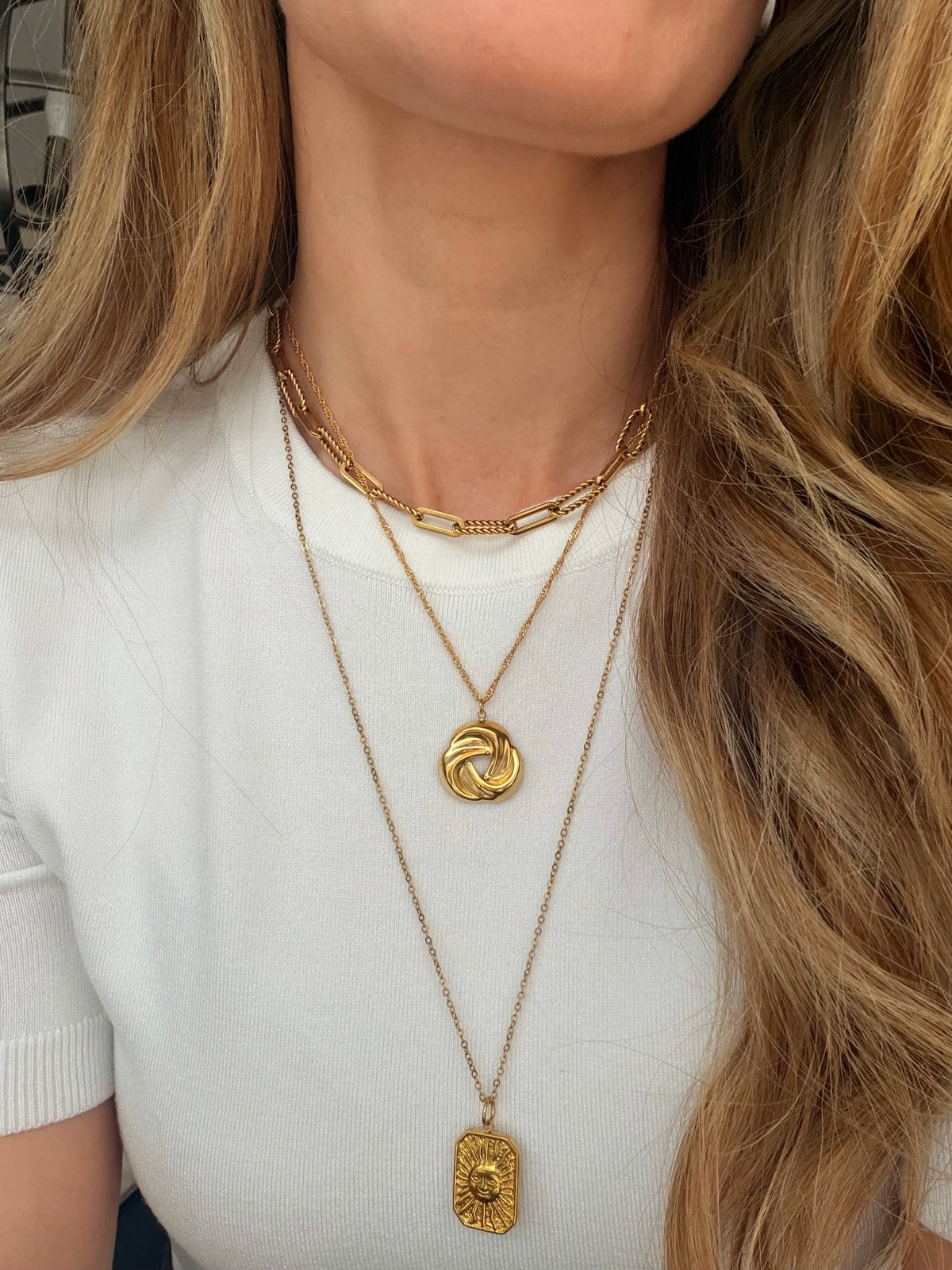 Life knot gold necklace