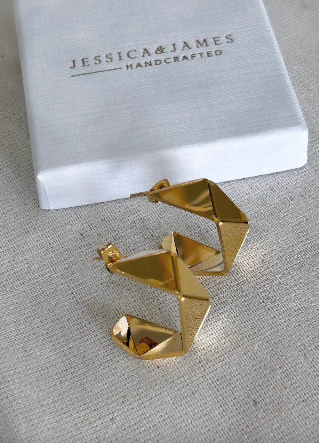 Geometric hoop earrings in Gold