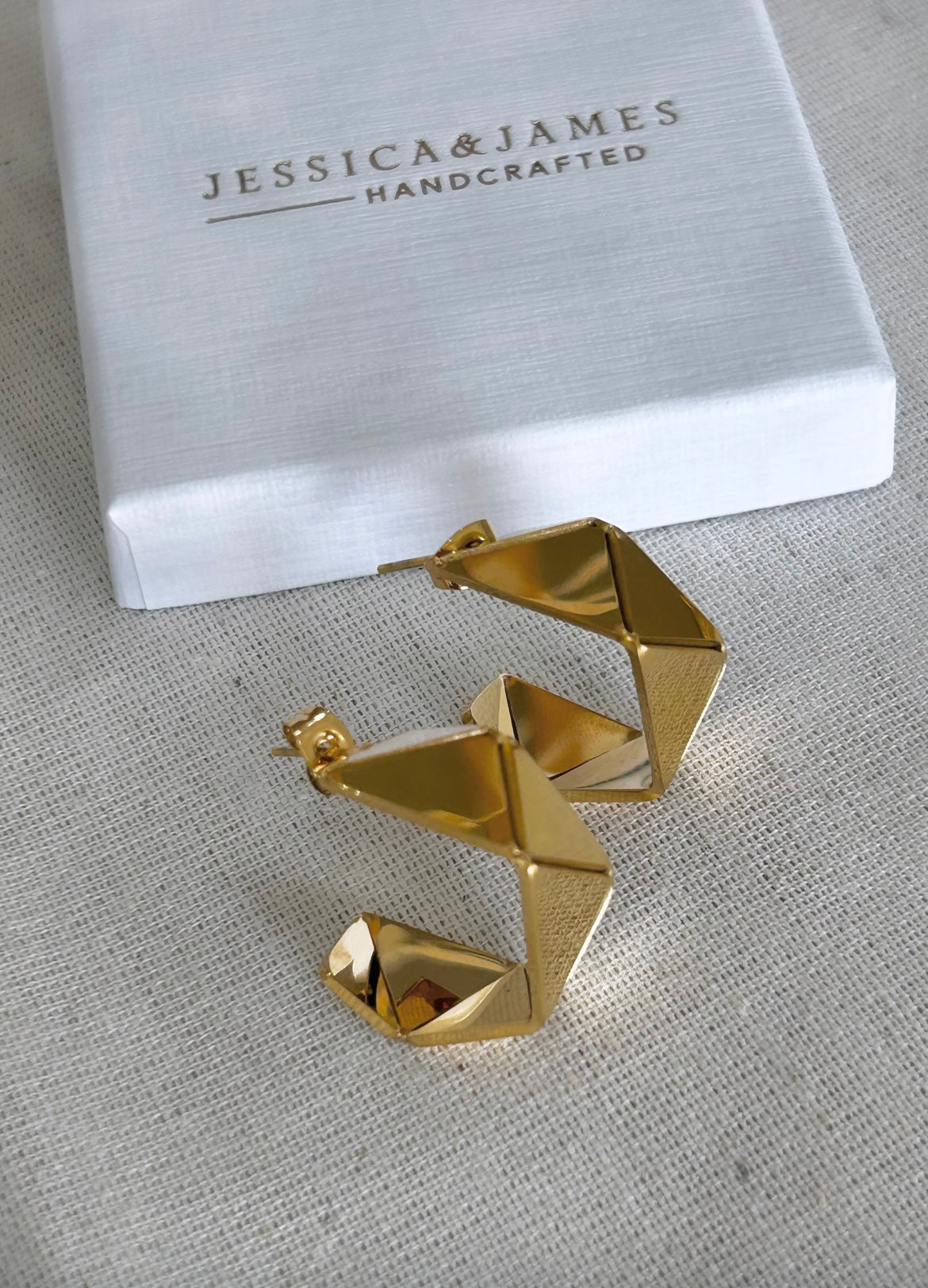 Geometric hoop earrings in Gold