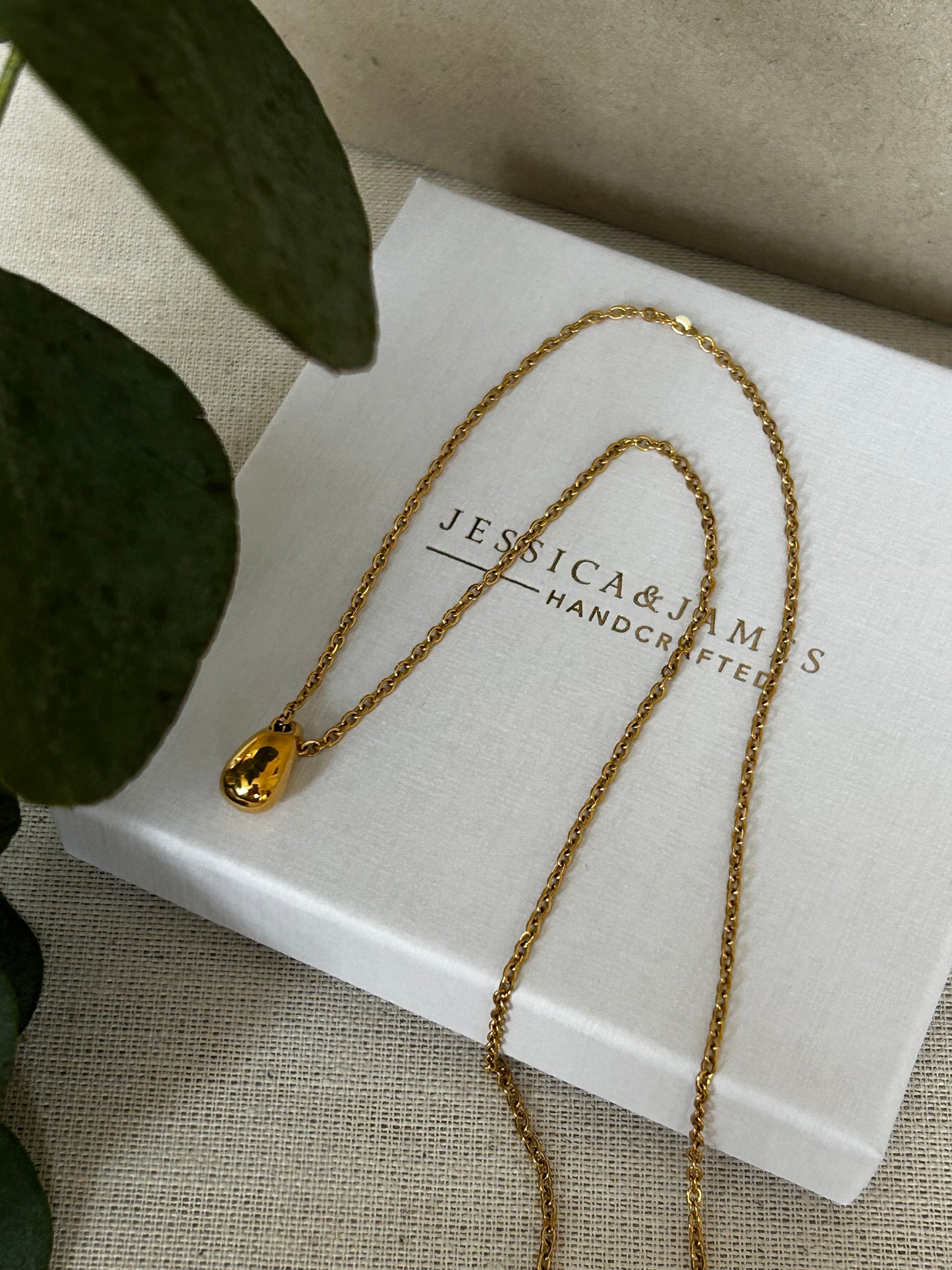 Pebble gold necklace