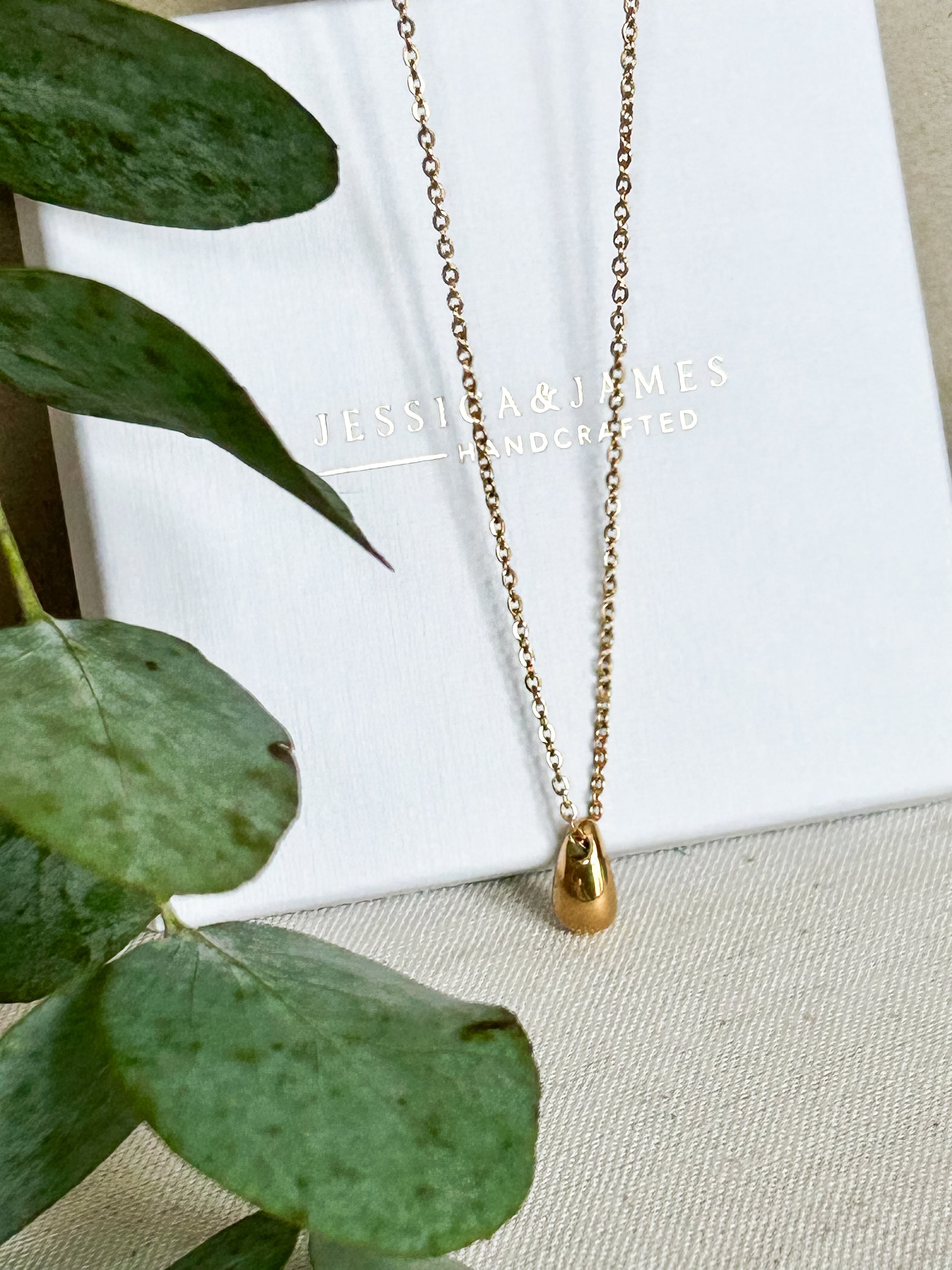 Teardrop gold necklace