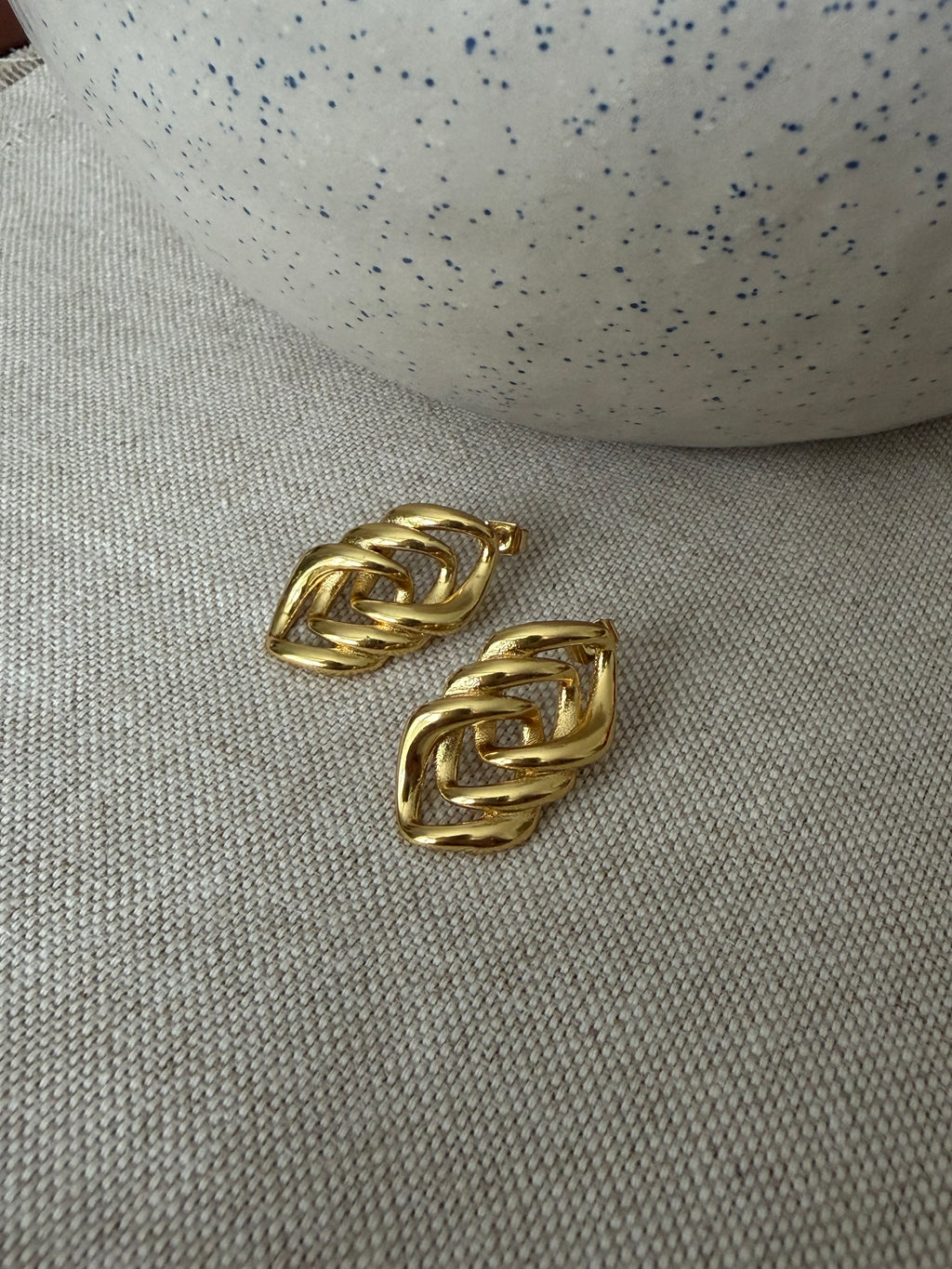 Chain link earrings in gold