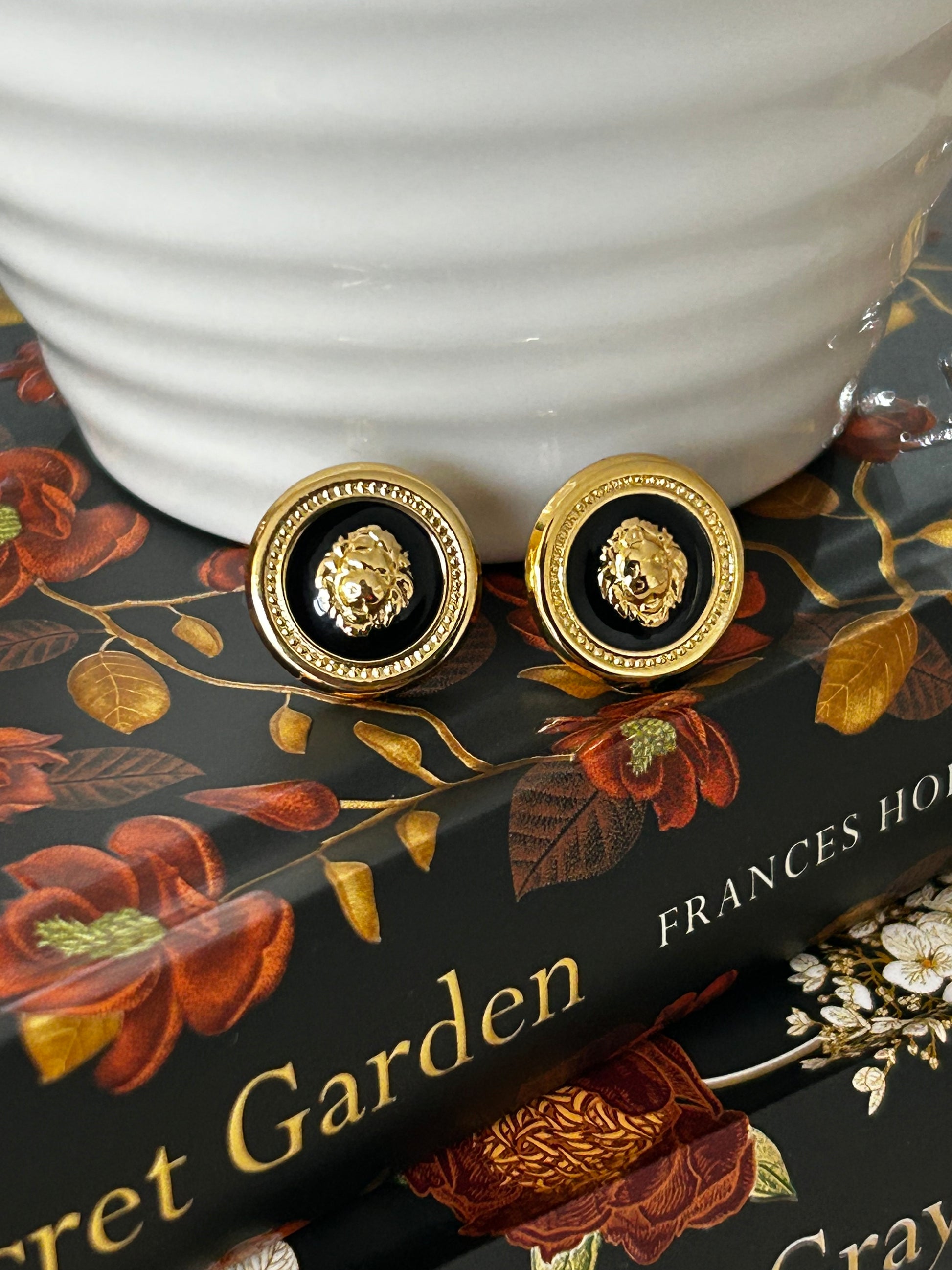 Button lion stud earrings 